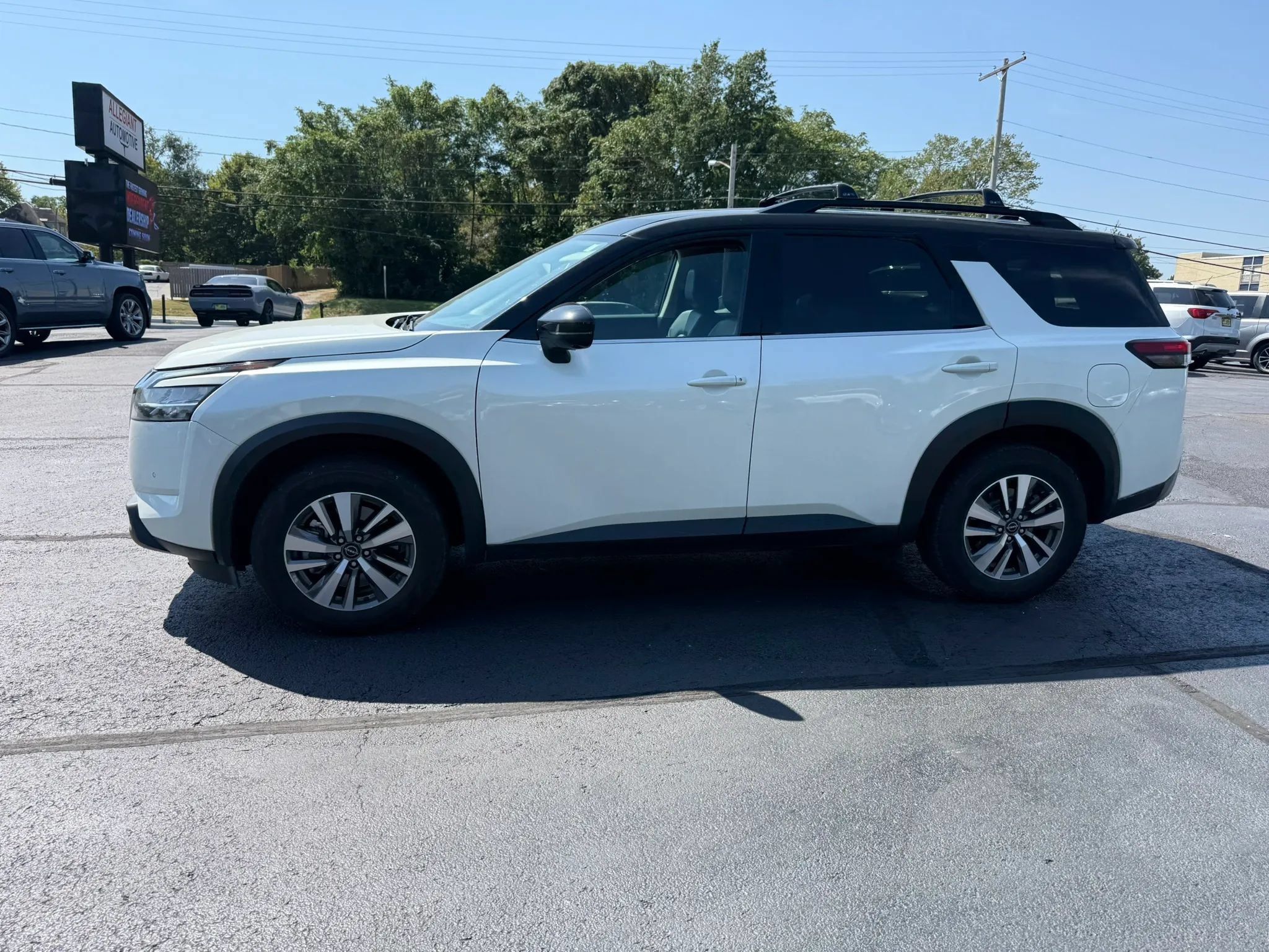 Used 2023 Nissan Pathfinder SL AWD/4WD image 4