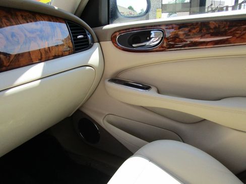 Used 2004 Jaguar XJ8 RWD image 15
