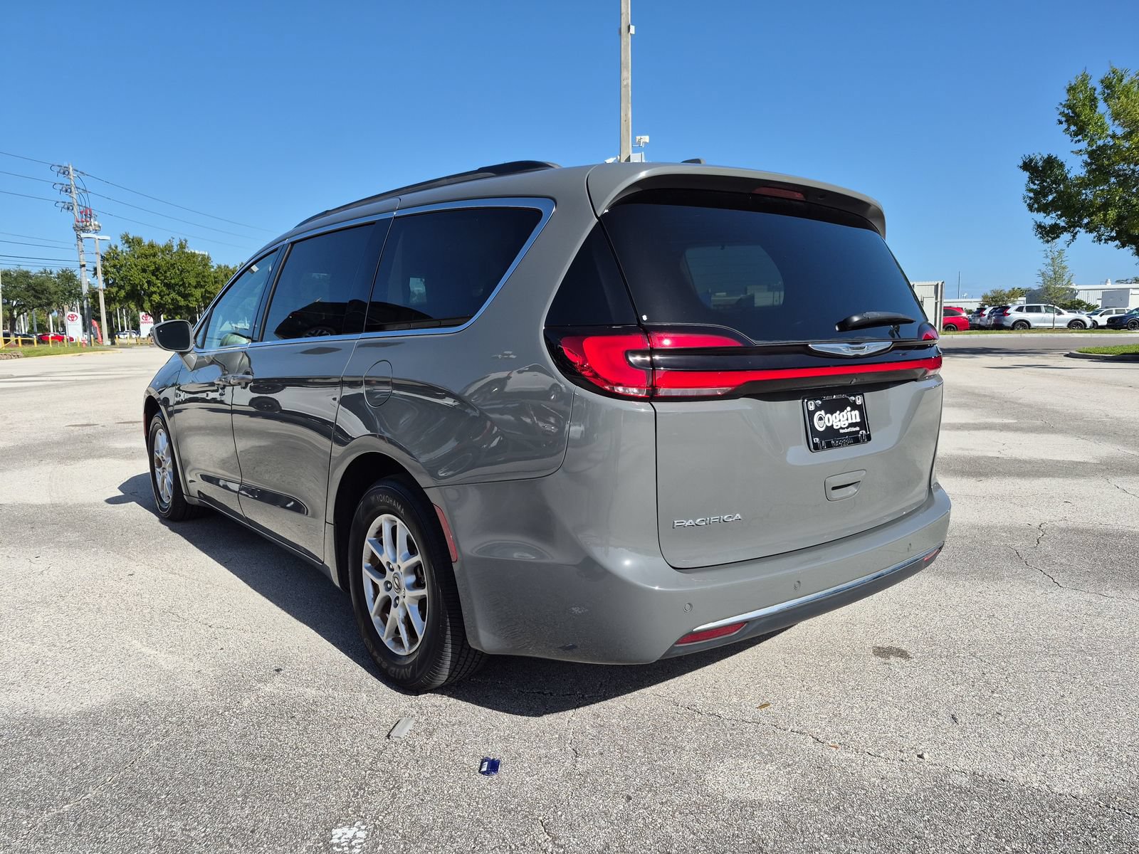 Used 2022 Chrysler Pacifica Touring-L FWD image 4