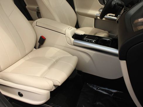 Used 2023 Mercedes-Benz GLA 250 w/ Premium Package image 31