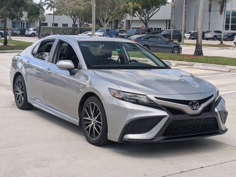 Used 2023 Toyota Camry SE FWD image 3