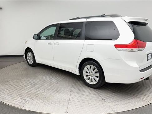 Used 2011 Toyota Sienna XLE w/ Premium Pkg image 4