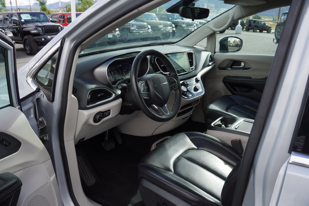 Used 2023 Chrysler Pacifica Touring-L FWD image 6