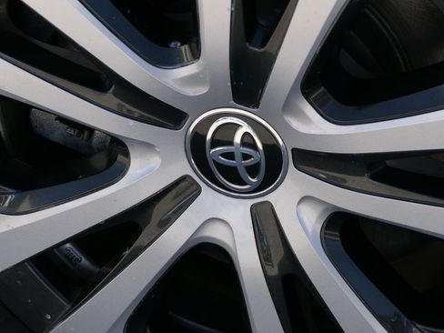 Used 2020 Toyota Prius Prime LE image 12