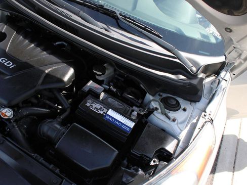 Used 2012 Hyundai Veloster w/ Style Pkg image 31