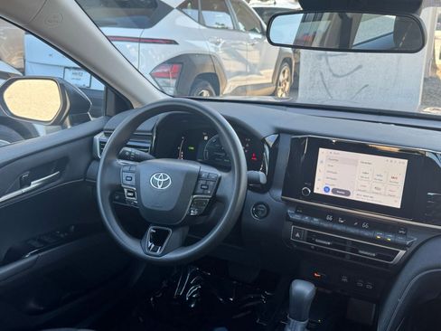 Used 2025 Toyota Camry LE image 33