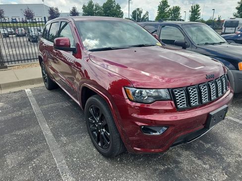 Used 2022 Jeep Grand Cherokee Laredo X AWD/4WD image 3