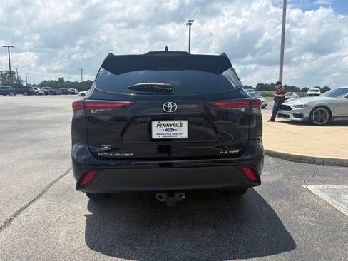 Used 2024 Toyota Highlander XLE AWD/4WD image 6