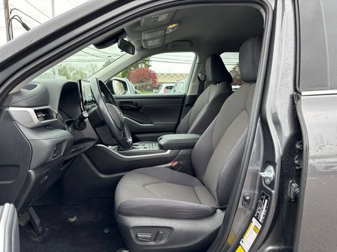 Used 2021 Toyota Highlander LE AWD/4WD image 14