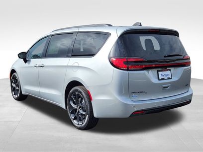 New 2026 Chrysler Pacifica Select w/ S Appearance Package