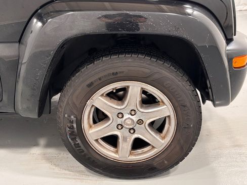 Used 2004 Jeep Liberty Limited w/ 17" Chrome Wheel & Tire Group image 32