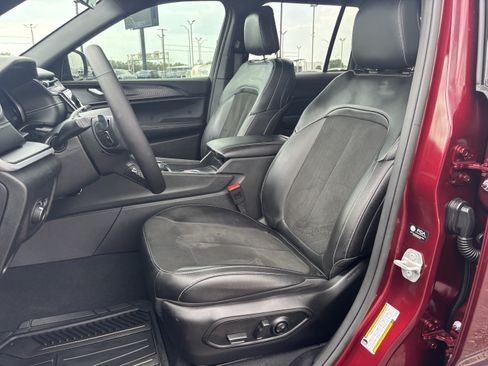 Used 2025 Jeep Grand Cherokee Altitude RWD image 10