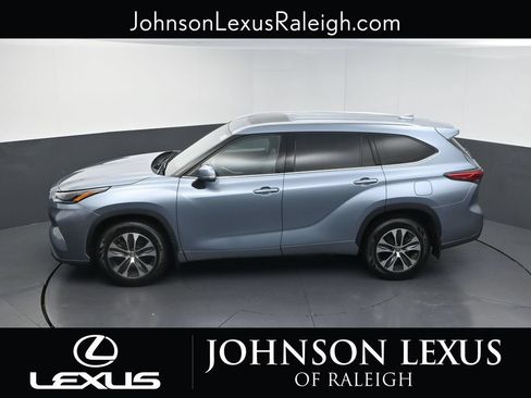 Used 2021 Toyota Highlander XLE AWD/4WD image 30