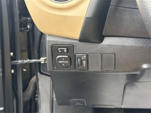 Used 2017 Toyota Corolla L image 18