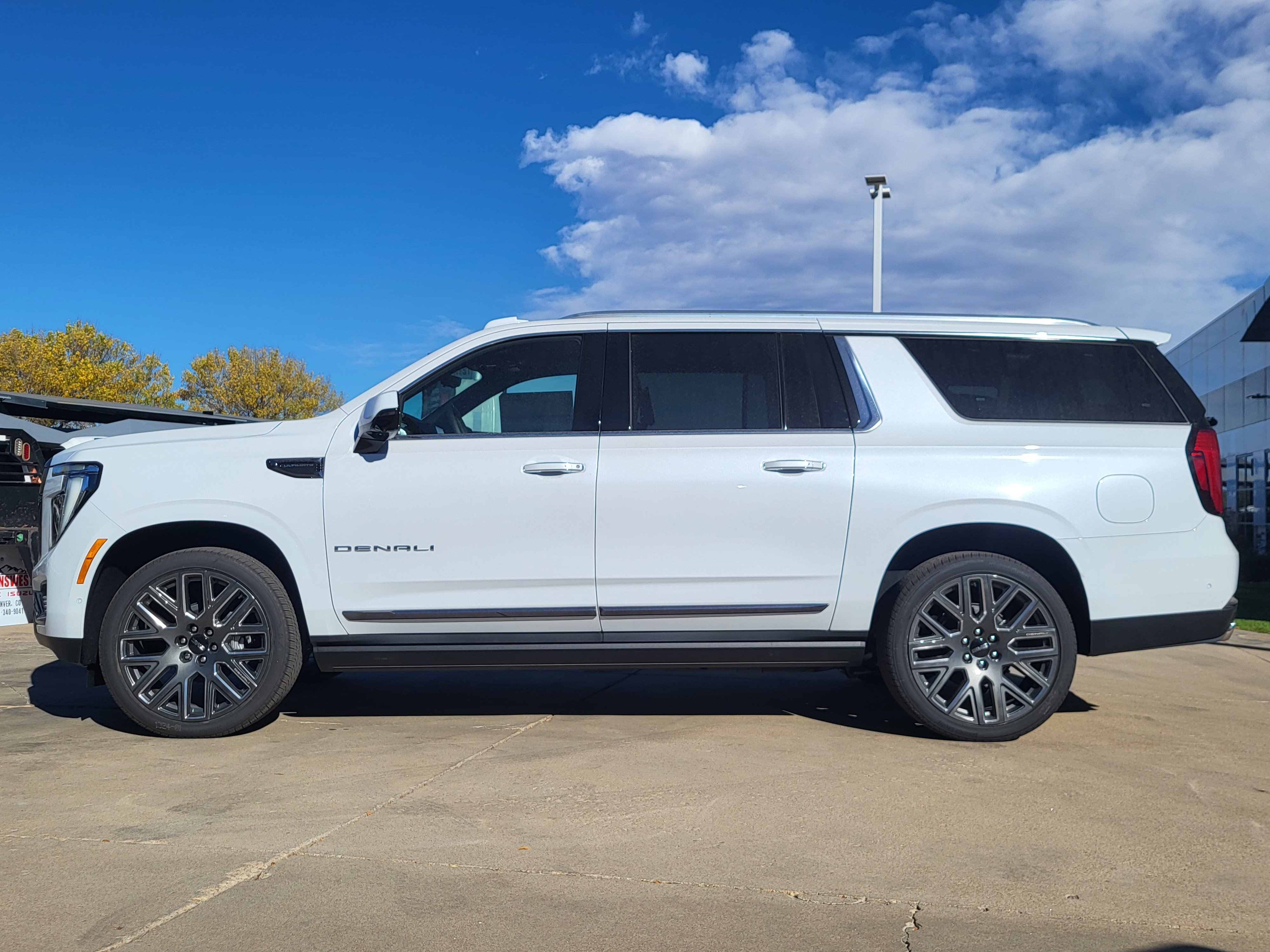 New 2027 GMC Yukon XL Denali Ultimate w/ LPO, Illumination Package AWD/4WD image 2
