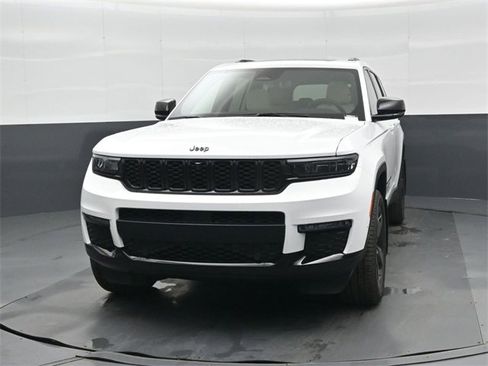 Used 2025 Jeep Grand Cherokee L Limited w/ Luxury Tech Group II image 8