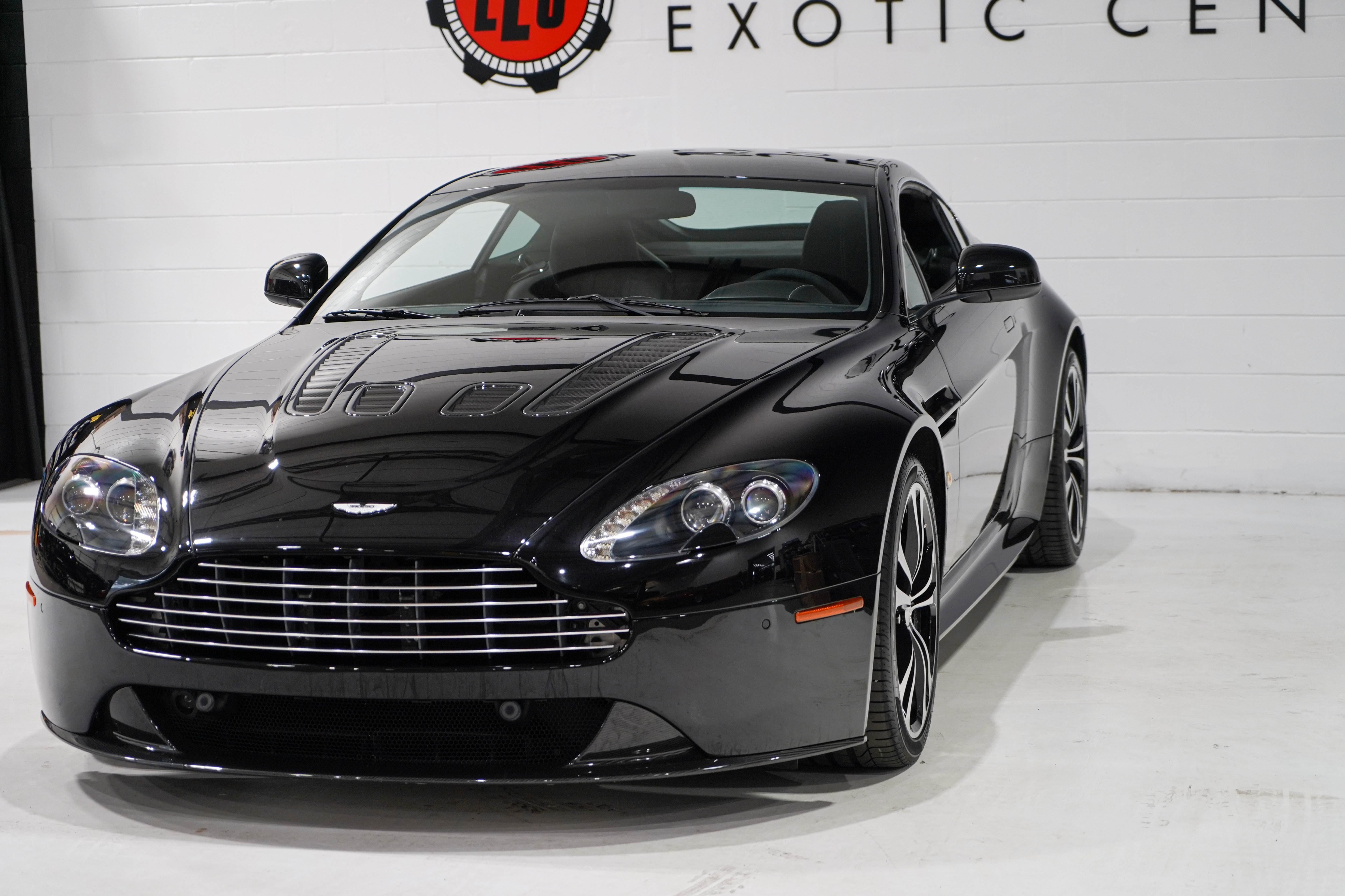 Used 2011 Aston Martin V12 Vantage Carbon Black RWD image 32