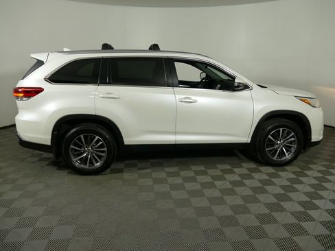 Used 2019 Toyota Highlander XLE AWD/4WD image 2