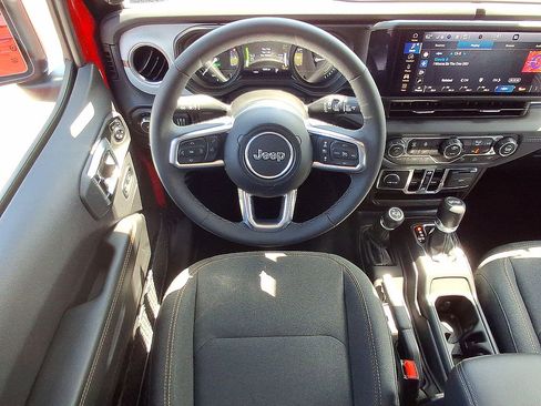 Used 2025 Jeep Wrangler Unlimited Sahara w/ Safety Group AWD/4WD image 27