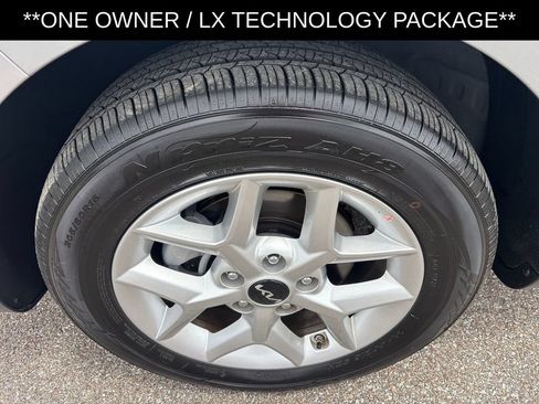 Used 2025 Kia Soul LX w/ LX Technology Package FWD image 5