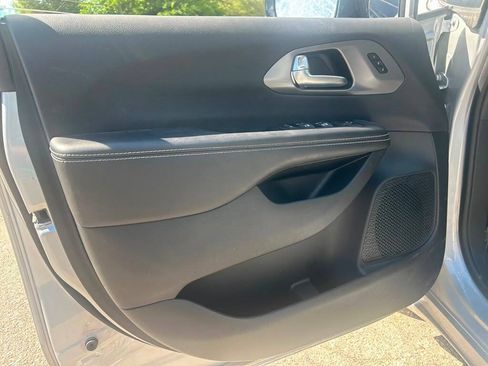 Used 2026 Chrysler Pacifica Select FWD image 10