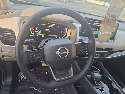 Used 2025 Nissan Rogue SL image 14