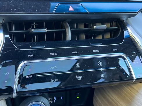 Used 2021 Toyota Venza Limited image 24