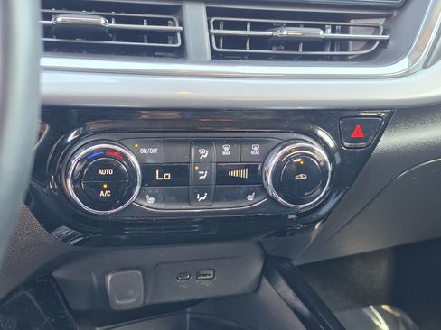Used 2024 Chevrolet Trax LT w/ Sunroof Package FWD image 24