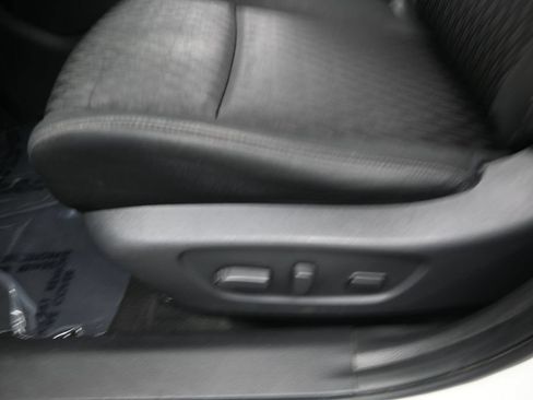 Used 2018 Nissan Rogue SV AWD/4WD image 13