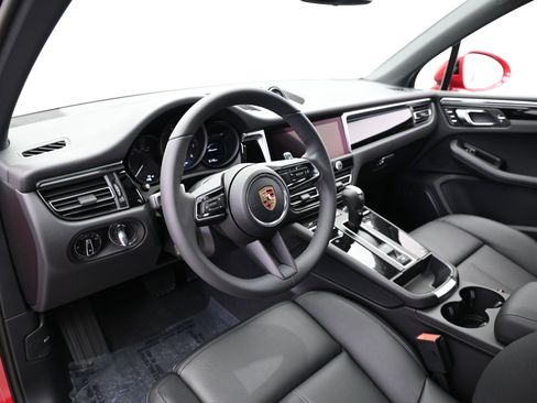Used 2025 Porsche Macan image 4