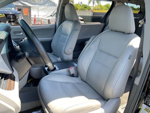 Used 2017 Toyota Sienna XLE w/ XLE Navigation Package FWD image 17