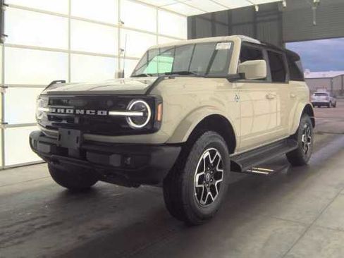 Used 2025 Ford Bronco Outer Banks AWD/4WD image 2