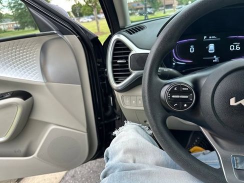 Certified 2025 Kia Soul LX w/ LX Technology Package FWD image 36