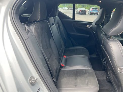 Certified 2022 Volvo XC40 T5 R-Design image 32