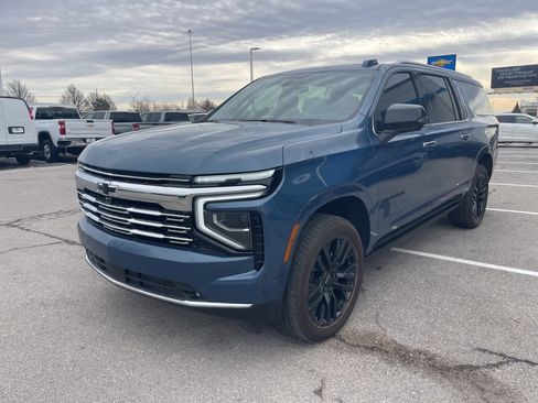 New 2025 Chevrolet Suburban Premier image 8