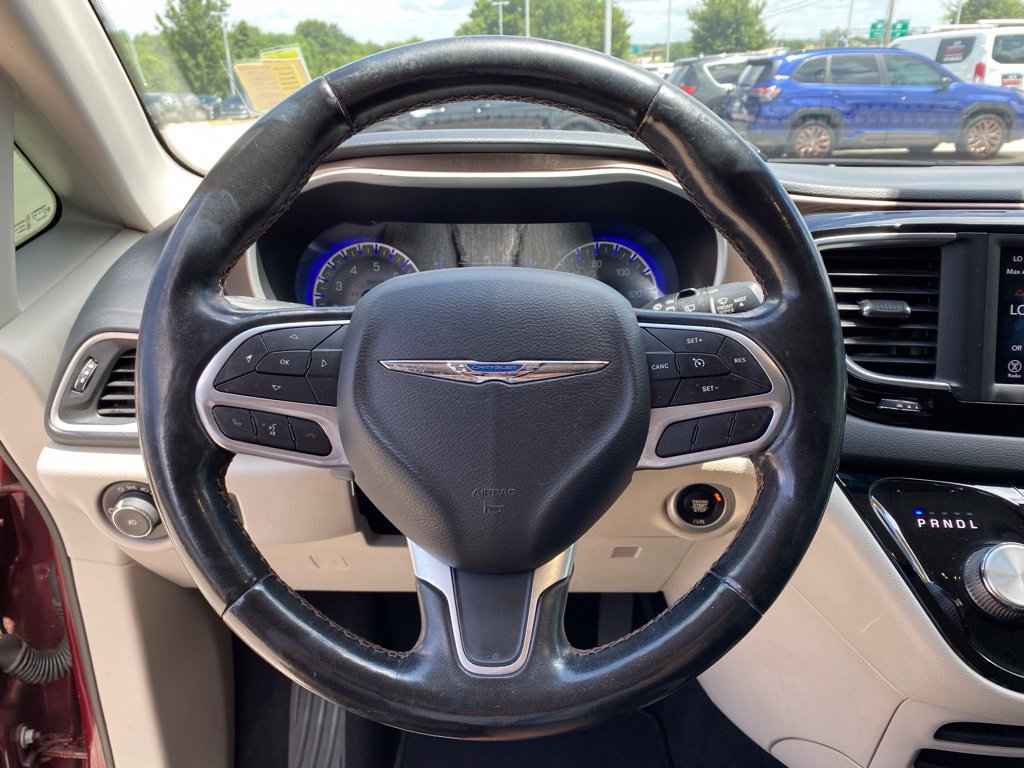 Used 2019 Chrysler Pacifica Touring-L FWD image 13