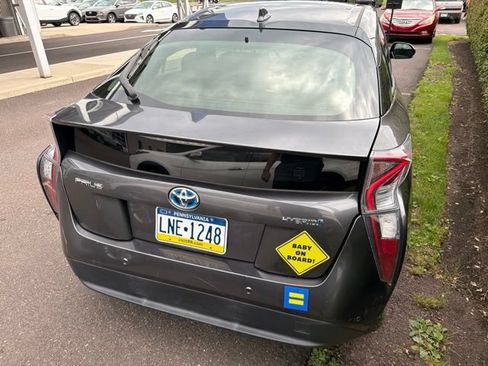 Used 2017 Toyota Prius Three FWD image 10