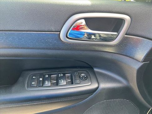 Used 2018 Jeep Grand Cherokee Laredo RWD image 12