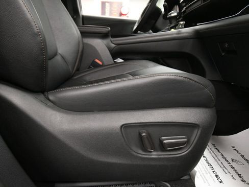 Used 2025 Toyota Sienna Platinum AWD/4WD image 30