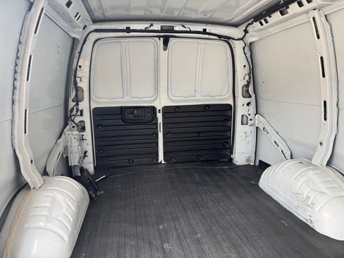 Used 2017 Chevrolet Express 2500 RWD image 20