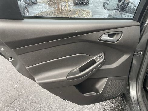 Used 2018 Ford Focus SE w/ SE Appearance Package image 21