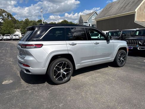 New 2025 Jeep Grand Cherokee Summit image 2