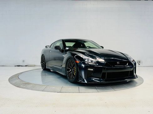 Used 2018 Nissan GT-R Premium AWD/4WD image 40