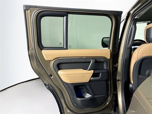 Used 2025 Land Rover Defender 110 X-Dynamic SE image 23