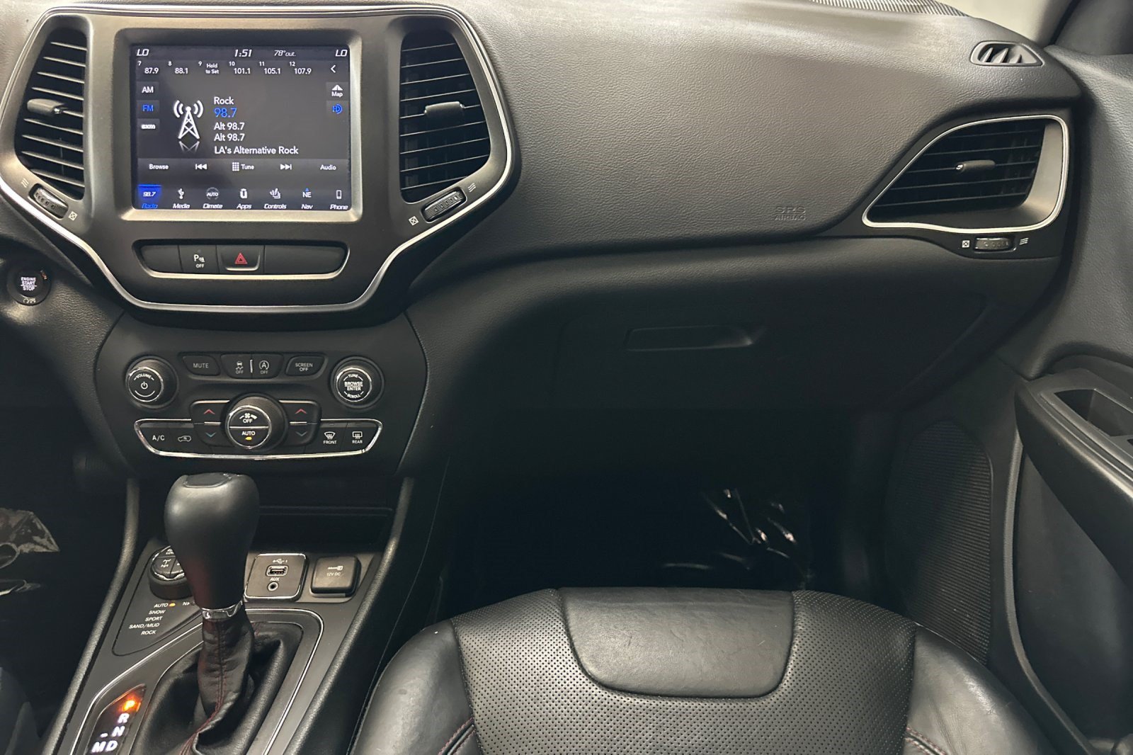 Used 2019 Jeep Cherokee Trailhawk AWD/4WD image 32
