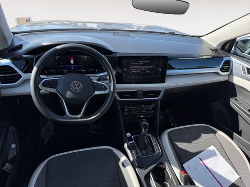 Certified 2025 Volkswagen Taos SE w/ Panoramic Sunroof Package FWD image 15
