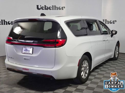 Used 2024 Chrysler Pacifica Touring-L FWD image 7