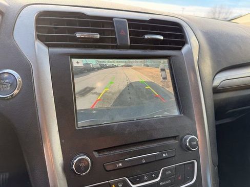 Used 2018 Ford Fusion SE image 9