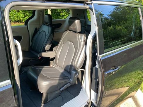 Used 2024 Chrysler Pacifica Touring-L FWD image 11