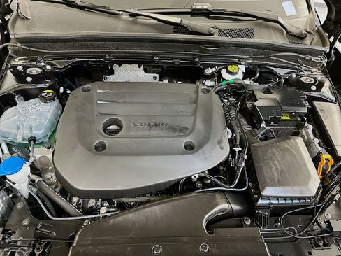 Used 2025 Volvo XC40 B5 Plus image 36